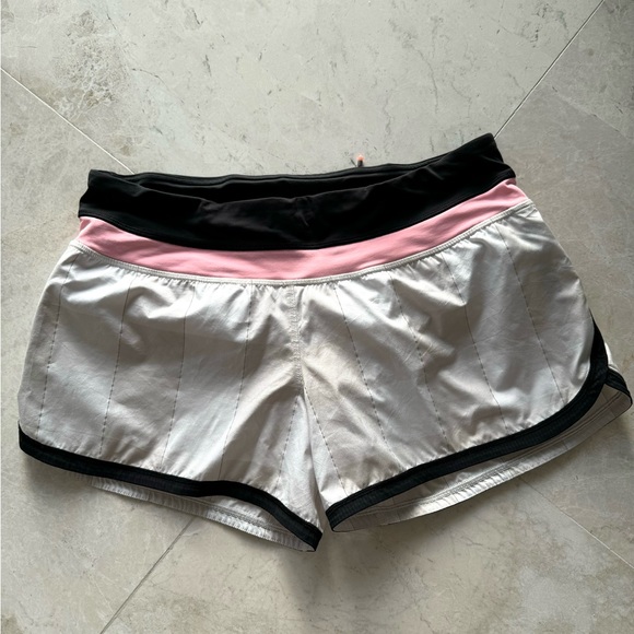 Lululemon Athletica Groovy Run shorts. Gingham plaid size 8. - Picture 3 of 9